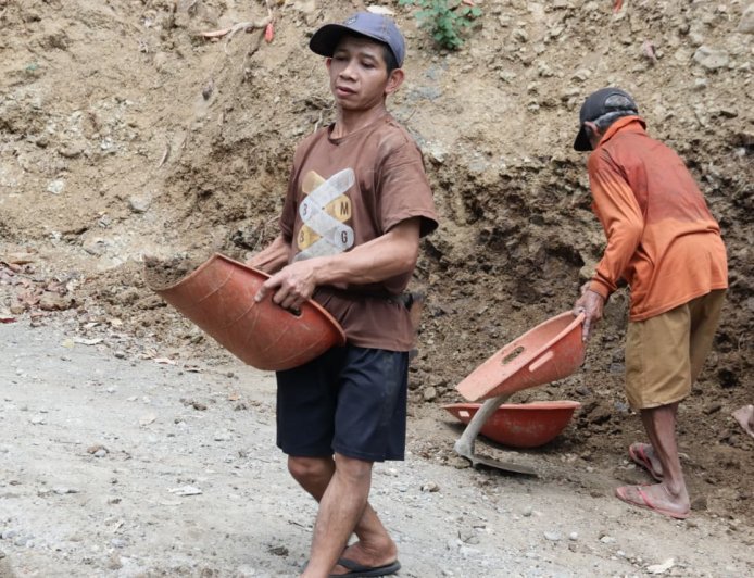 Minto Tak Kenal Lelah Langsir Tanah Demi Talud Kokoh untuk Desa